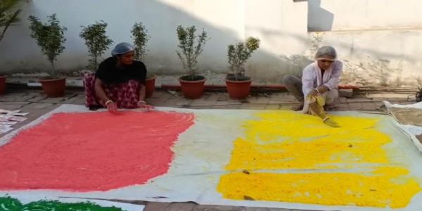 फूल और सब्जियों से प्राकृतिक गुलाल तैयार कर रही महिलाएं