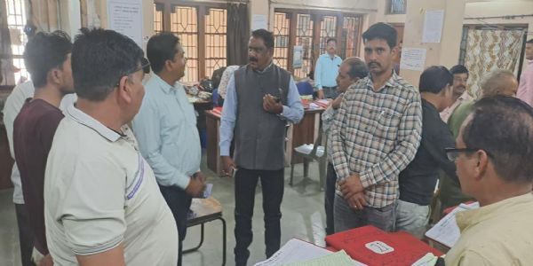 मंदसौरः नये सीएमओ ने कार्यालय की सभी शाखाओं का आकस्मिक निरीक्षण किया
