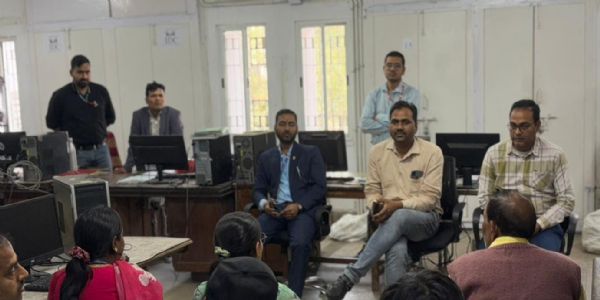 डाक अधीक्षक ने की प्रधान डाकघर, रामगढ़ के डाक कर्मियों के साथ बैठक