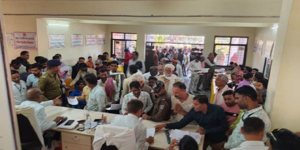 सागरः जनसुनवाई में आए 300 से अधिक आवेदन में अधिकांश समस्याओं का मौके पर हुआ समाधान