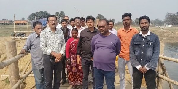 दामोदर बिहारीनाथ सेतु बंधन कमेटी ने नदी पर स्थायी ब्रिज बनाने की मांग को चुनावी मुद्दा बनाने का निर्णय लिया