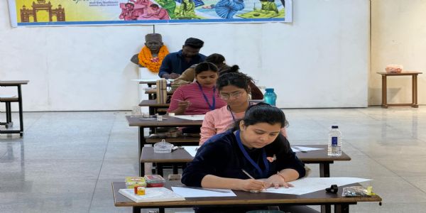 वाराणसी: बीएचयू के स्पंदन में भावना का चित्रण, कैनवास और कोलाज प्रदर्शनी बनी आकर्षण