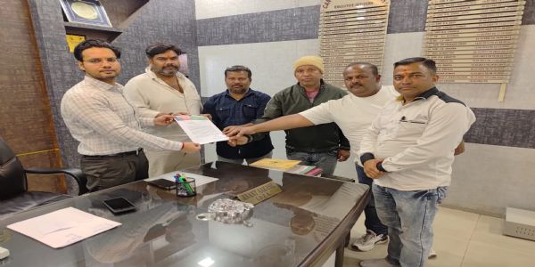 यूनियन ने बुकिंग काउंटर लगाने के लिए सीईओ को सौंपा ज्ञापन