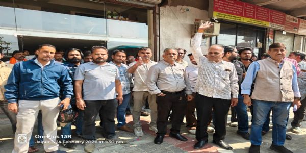 प्राइवेट बसों-टैक्सियों की हड़ताल से लाखों यात्री परेशान