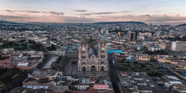 यह इक्वाडोर की राजधानी क्विटो है। यह इक्वाडोर की राजधानी क्विटो है।