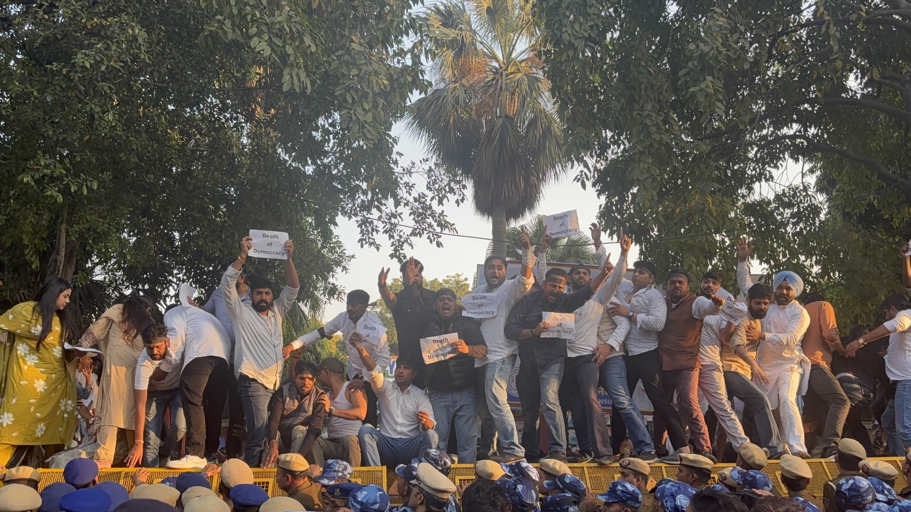 भारतीय युवा कांग्रेस के कार्यकर्ता राष्ट्रीय अध्यक्ष उदय भानु चिब की गिरफ्तारी के विरोध में प्रदर्शन करते हुए।