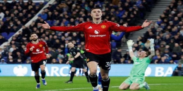 जीत के बाद खुशी मनाते मैनचेस्टर यूनाइटेड के खिलाड़ी