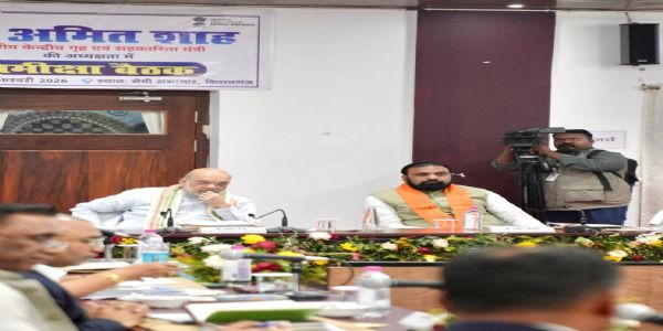 केंद्रीय गृहमंत्री किशनगंज में समीक्षा बैठक करते हुए