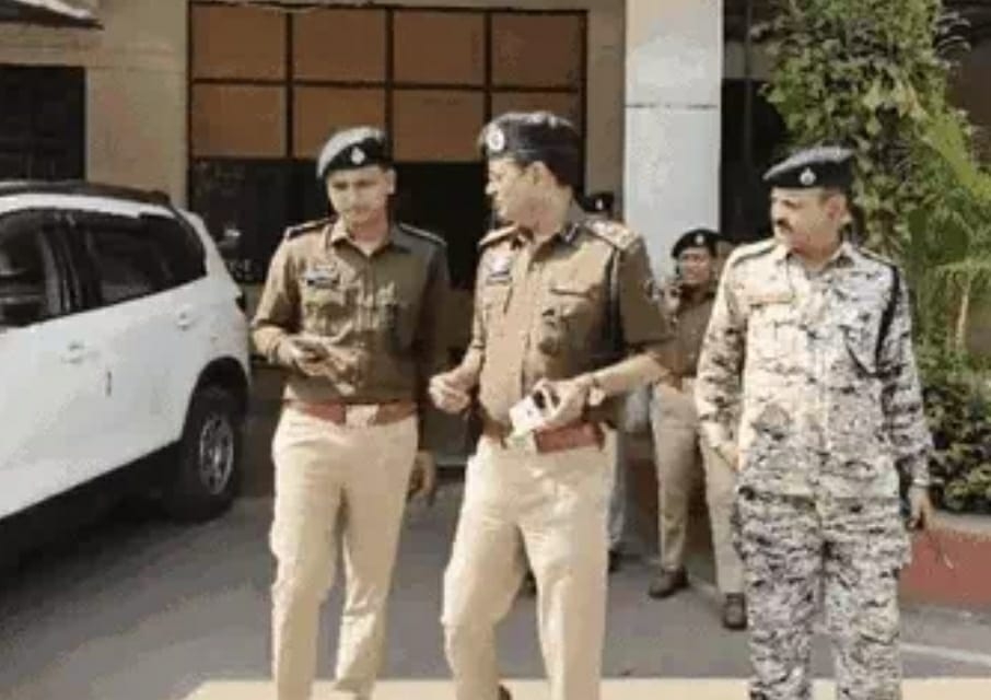 एएसपी रजनेश सिंह उच्च न्यायालय परिसर में पुलिस कर्मियों के साथ एएसपी रजनेश सिंह उच्च न्यायालय परिसर में पुलिस कर्मियों के साथ