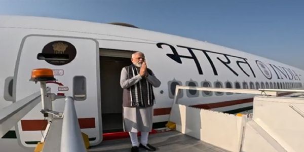 प्रधानमंत्री नरेन्द्र मोदी इजराइल रवाना होने के मौके पर अपने कार्यालय के अधिकारियों का अभिवादन करते।