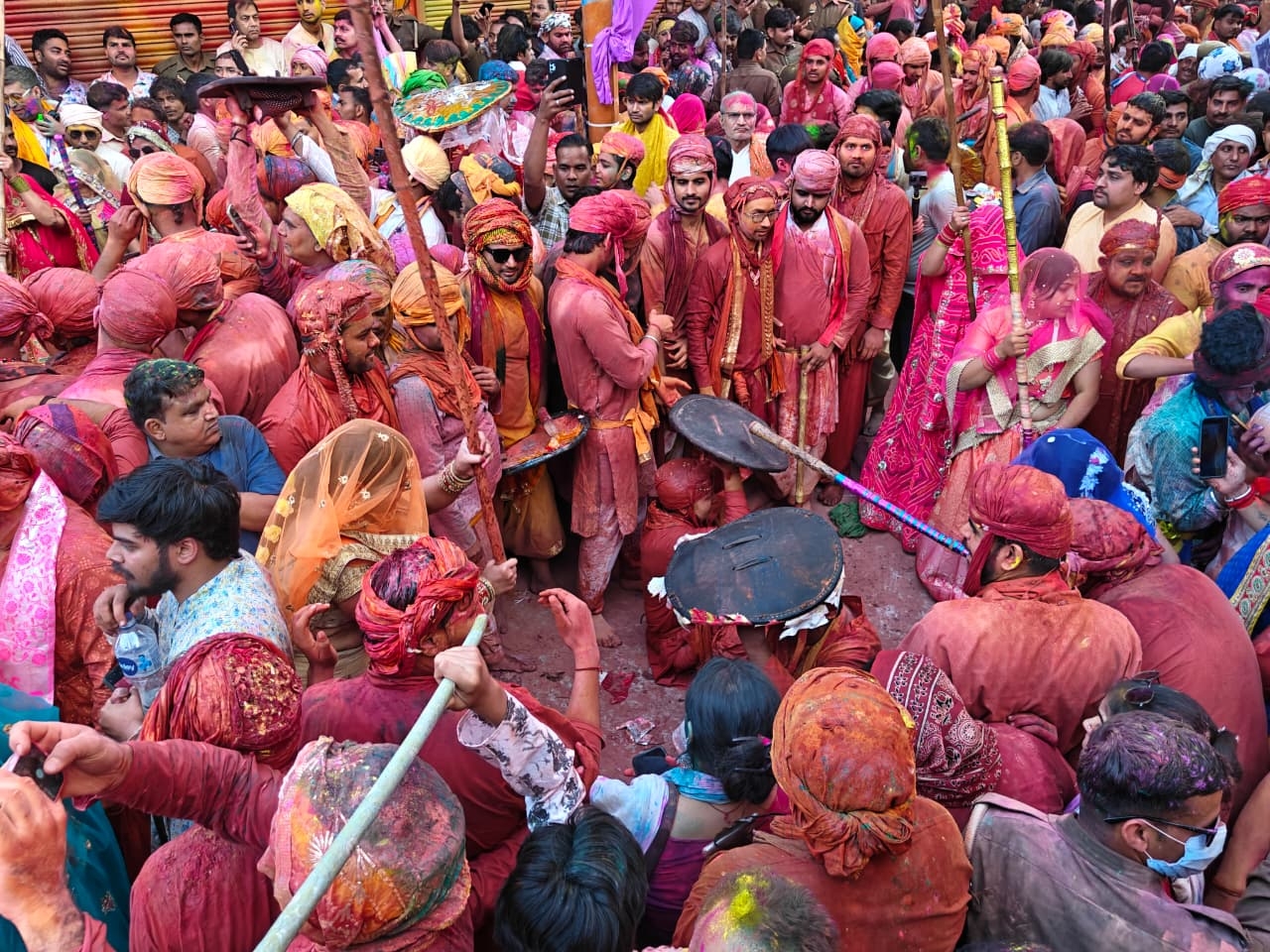 हुरियारिनें लाठी चलाती हुई