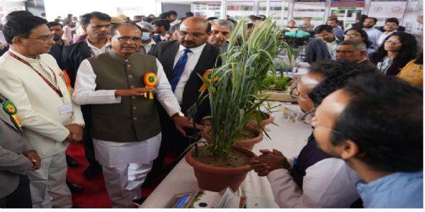 पूसा में आयोजित कृषि मेले का उद्घाटन करते हुए शिवराज सिंह चौहान