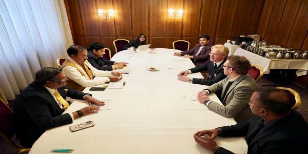 उपमुख्यमंत्री केशव प्रसाद मौर्य जर्मनी में निवेश को लेकर के चर्चा करते हुए