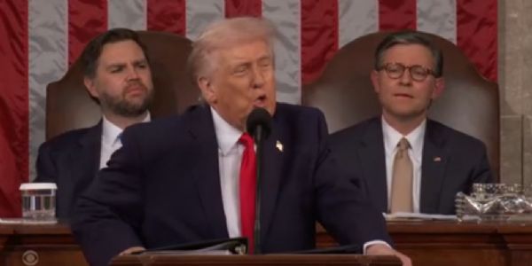 डोनाल्ड ट्रंप मंगलवार रात स्टेट ऑफ द यूनियन को संबोधित करते। यह फोटो सीबीएस न्यूज पर उपलब्ध वीडियो से तैयार किया गया। डोनाल्ड ट्रंप मंगलवार रात स्टेट ऑफ द यूनियन को संबोधित करते। यह फोटो सीबीएस न्यूज पर उपलब्ध वीडियो से तैयार किया गया।