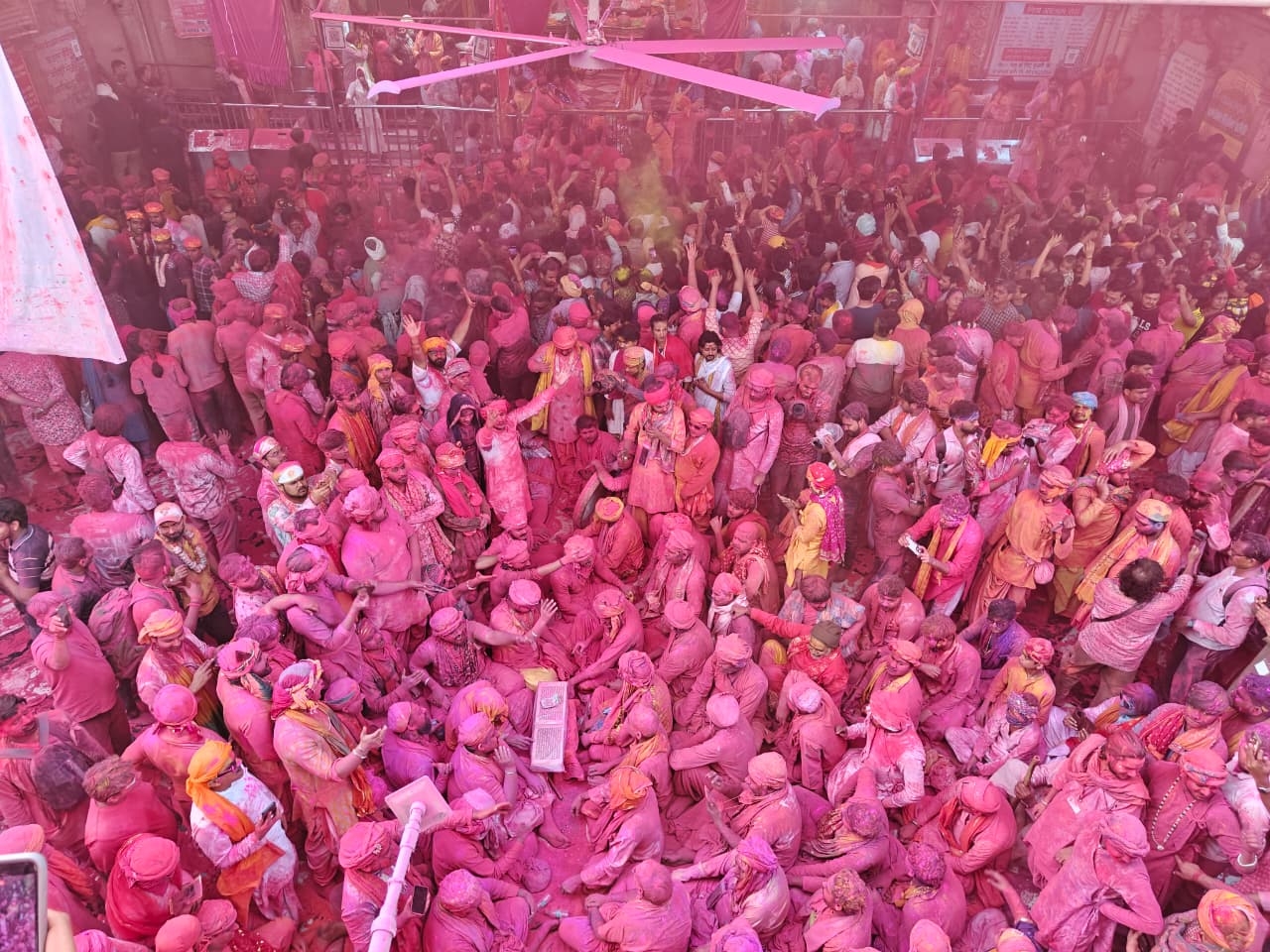 रंगाें की बाैछार राधारानी के मंदिर प्रांगण में