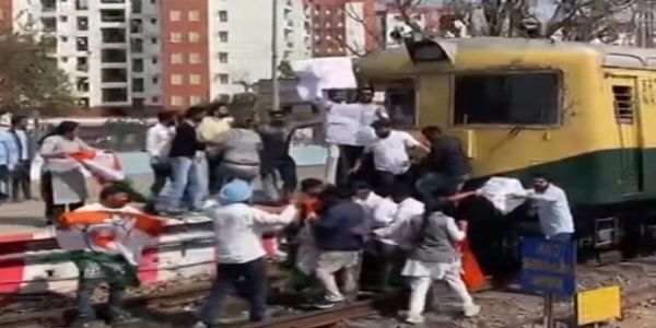 शिवाजी ब्रिज रेलवे स्टेशन पर रेल रोको आंदोलन के दौरान पटरियों पर उतरकर नारेबाजी करते युवा कांग्रेस कार्यकर्ता।