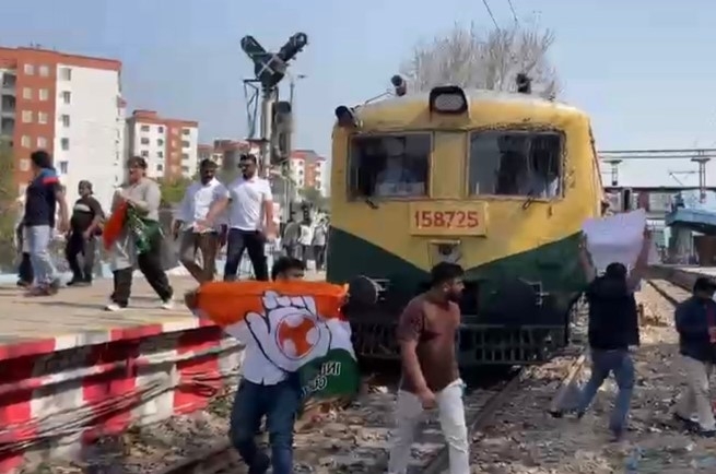 शिवाजी ब्रिज रेलवे स्टेशन पर रेल रोको आंदोलन के दौरान पटरियों पर उतरकर नारेबाजी करते युवा कांग्रेस कार्यकर्ता।