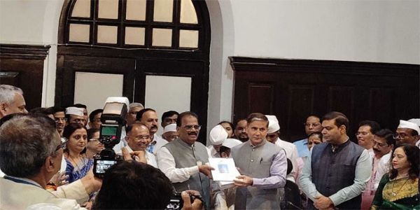 फोटो: मुंबई नगर निगम स्थाई समिति के अध्यक्ष प्रभाकर शिंदे को बजट पेश करते हुए मुंबई नगर निगम के आयुक्त भूषण गगरानी फोटो: मुंबई नगर निगम स्थाई समिति के अध्यक्ष प्रभाकर शिंदे को बजट पेश करते हुए मुंबई नगर निगम के आयुक्त भूषण गगरानी