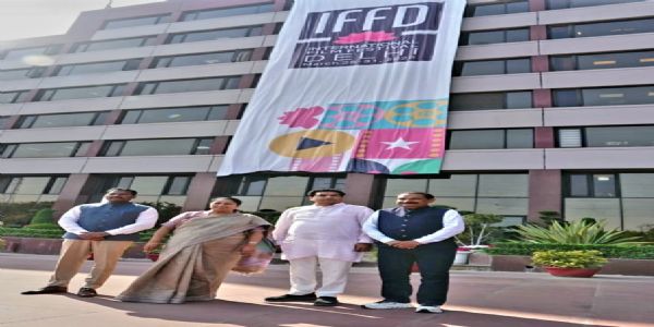 दिल्ली सचिवालय में इंटरनेशनल फिल्म फेस्टिवल दिल्ली 2026 का कर्टेन रेजर करती मुख्यमंत्री रेखा गुप्ता