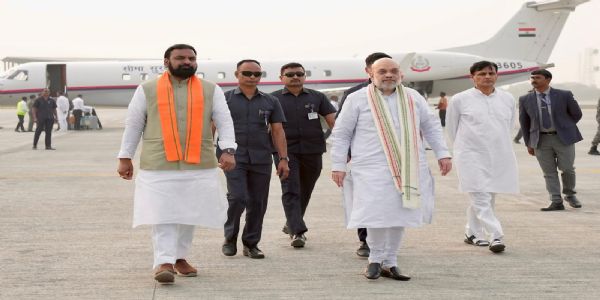 अमित शाह बिहार के पूर्णिया हवाईअड्डा पहुंचने के दौरान , साथ में सम्राट चौधरी और नित्यानंद राय अमित शाह बिहार के पूर्णिया हवाईअड्डा पहुंचने के दौरान , साथ में सम्राट चौधरी और नित्यानंद राय