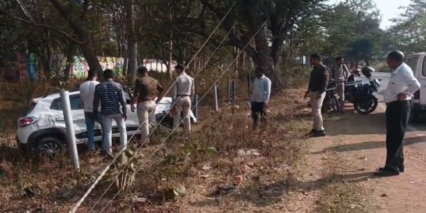 मोपेड को ठोकर मारकर कार विद्युत पोल से टकरई, बाल-बाल बचे