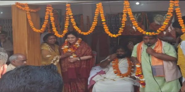 कन्नौज: अपर्णा यादव ने ब्रह्मलीन देव शरण नंद महाराज की मूर्ति का किया अनावरण