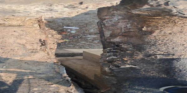 जर्जर ‘संजय सेतु’ बना खतरे की घंटी, पुल पर नौ इंच का गड्ढा हाेने से वाहनों की रफ्तार हुई धीमी