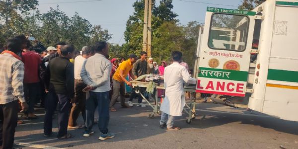 सड़क दुर्घटना में एक युवक की मौत, दो अन्य घायल