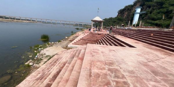 झांसी : मढिया मंदिर स्थित घाट का 4.65 करोड़ की लागत से हो रहा कायाकल्प