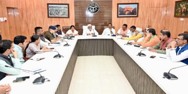 जनप्रतिनिधियों के संदर्भित प्रकरणों में शीघ्रता से कार्रवाई करें अधिकारी : स्वतंत्र देव सिंह