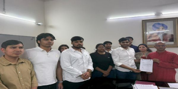 अभाविप ने दयाल सिंह कॉलेज के सभी पोटा क्लासरुम में लगाया ताला, 10 दिनों में ठीक करने की मांग की