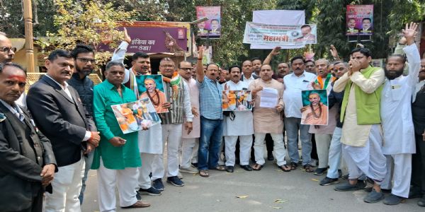 शंकराचार्य स्वामी अविमुक्तेश्वरानंंद पर दर्ज मुकदमे के विरोध में कांग्रेस ने किया प्रदर्शन, आन्दाेलन की चेतावनी