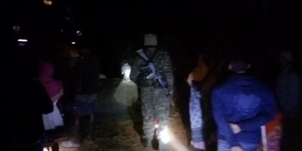 बालू का अवैध उत्खनन करते हाइवा और जेसीबी को ग्रामीणों ने पकड़ा