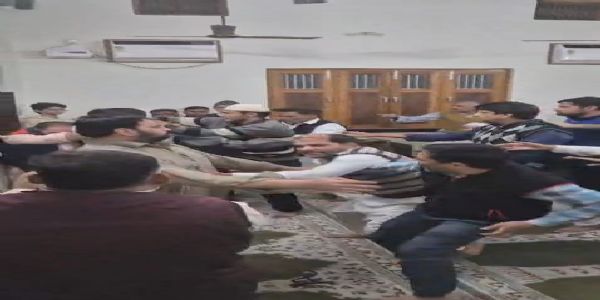 शिया मस्जिद में नमाज़ के दौरान रोजेदारों के बीच मारपीट का वीडियो वायरल, सात पर केस दर्ज