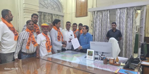 बजट में मांगों की अनदेखी के विरोध में सौंपा ज्ञापन