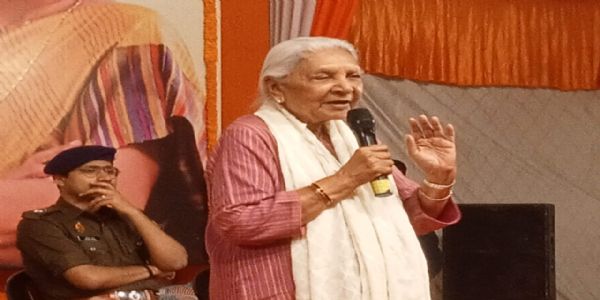 राज्यपाल ने वाराणसी के असवारी गांव में ग्रीन आर्मी की महिलाओं से किया संवाद,कार्यों को सराहा