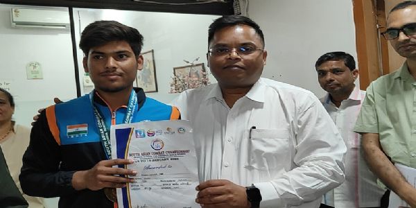 इंदौरः ग्रामीण पृष्ठभूमि के पहलवान आयुष झा ने जीता अंतरराष्ट्रीय गोल्ड, कलेक्टर से की मुलाकात