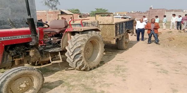 औरैया में, तीन डंपरों पर जुर्माना, चार ट्रैक्टर जब्त