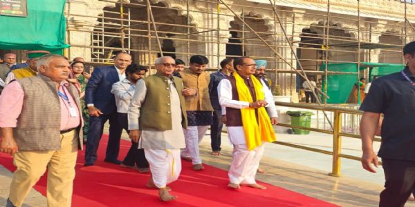 केंद्रीय मंत्री शिवराज ने सपत्नीक अयोध्या में रामलला के दर्शन किए