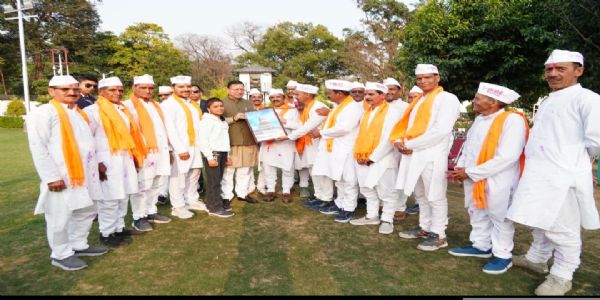 मुख्यमंत्री धामी को चम्पावत से आए होल्यारों ने दी होली की शुभकामनाएं