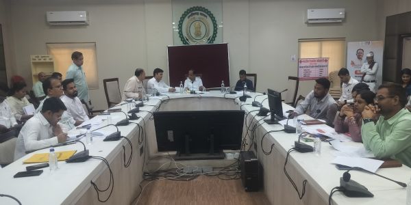 रायपुर : समय-सीमा बैठक में कलेक्टर के निर्देश, अविवादित बटवारे में न हो देरी