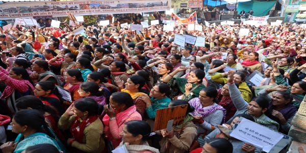 नीलम को न्याय दिलाने को लेकर मंडी पहुंची सैंकड़ों महिलाएं, किया धरना प्रदर्शन