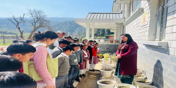 शैक्षणिक भ्रमण के दौरान विद्यार्थियों ने जाना औषधीय व सुगंधित पौधों का महत्व