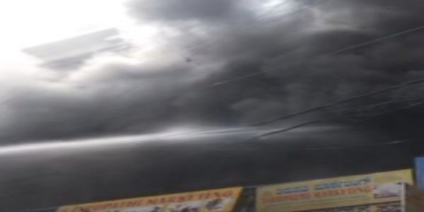 भीषण आग से सजावटी दुकान का लाखाें का नुकसान