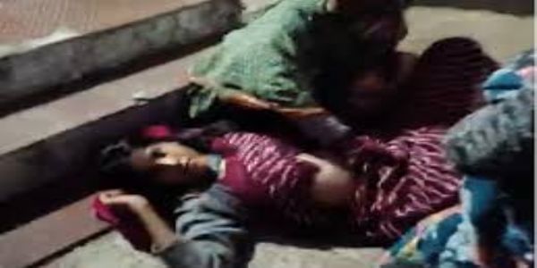 खरगोन में स्वास्थ्य व्यवस्था पर सवाल, प्रसव पीड़ा से तड़पती महिला ने अस्पताल गेट पर दिया बच्चे को जन्म, तीन को नोटिस