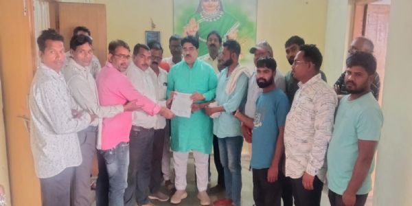 धमतरी : हटकेशर वार्ड में धरसा रोड निर्माण की मांग तेज, वार्डवासी व ग्रामीणों ने महापौर को सौंपा ज्ञापन