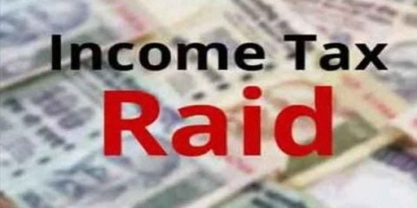 आयकर विभाग ने छापेमारी की