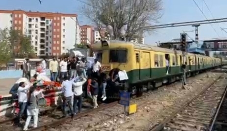 शिवाजी ब्रिज रेलवे स्टेशन पर रेल रोको आंदोलन के दौरान पटरियों पर उतरकर नारेबाजी करते युवा कांग्रेस कार्यकर्ता।