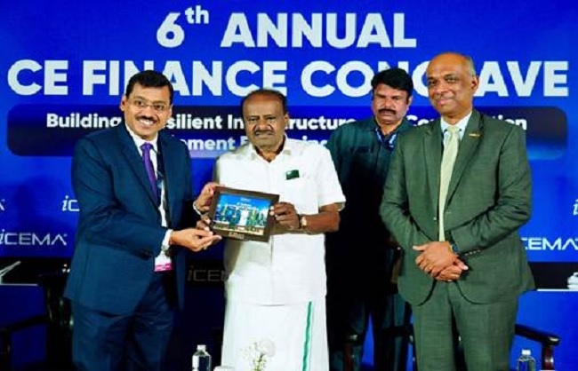 छठे वार्षिक निर्माण उपकरण वित्त सम्मेलन को संबोधित करते कुमारस्वामी छठे वार्षिक निर्माण उपकरण वित्त सम्मेलन को संबोधित करते कुमारस्वामी