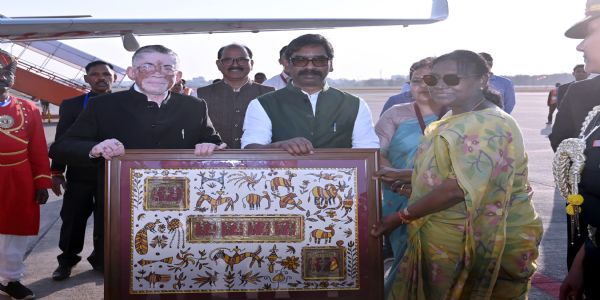 राष्ट्रपति को विदा करते राज्यपाल और मुख्यमंत्री राष्ट्रपति को विदा करते राज्यपाल और मुख्यमंत्री